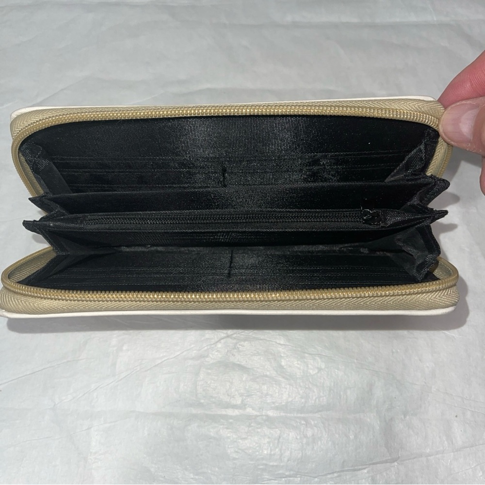 Feather Print Ladies Wallet. Small And Easy To Carry But Holds Everything Needed - Picture 3 of 6